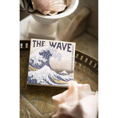 Archivist šibice Hokusai Wave na polici