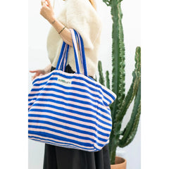 Bongusta Naram Velika torba Dazzling Blue & Rose u upotrebi