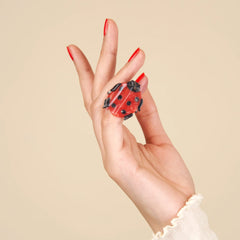 Coucou Suzette Mini kopča za kosu Ladybug na prstu ruke - ambijent