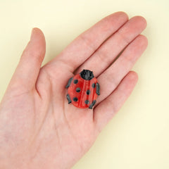 Coucou Suzette Mini kopča za kosu Ladybug na dlanu