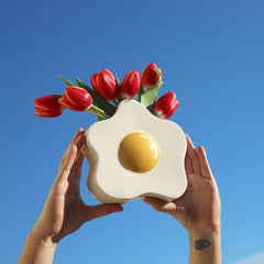 Keramička vaza Egg brenda Fluid Market u rukama prema nebu