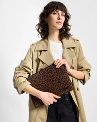 Wouf Etui za laptop Leo 13" i 14'' u ruci modela