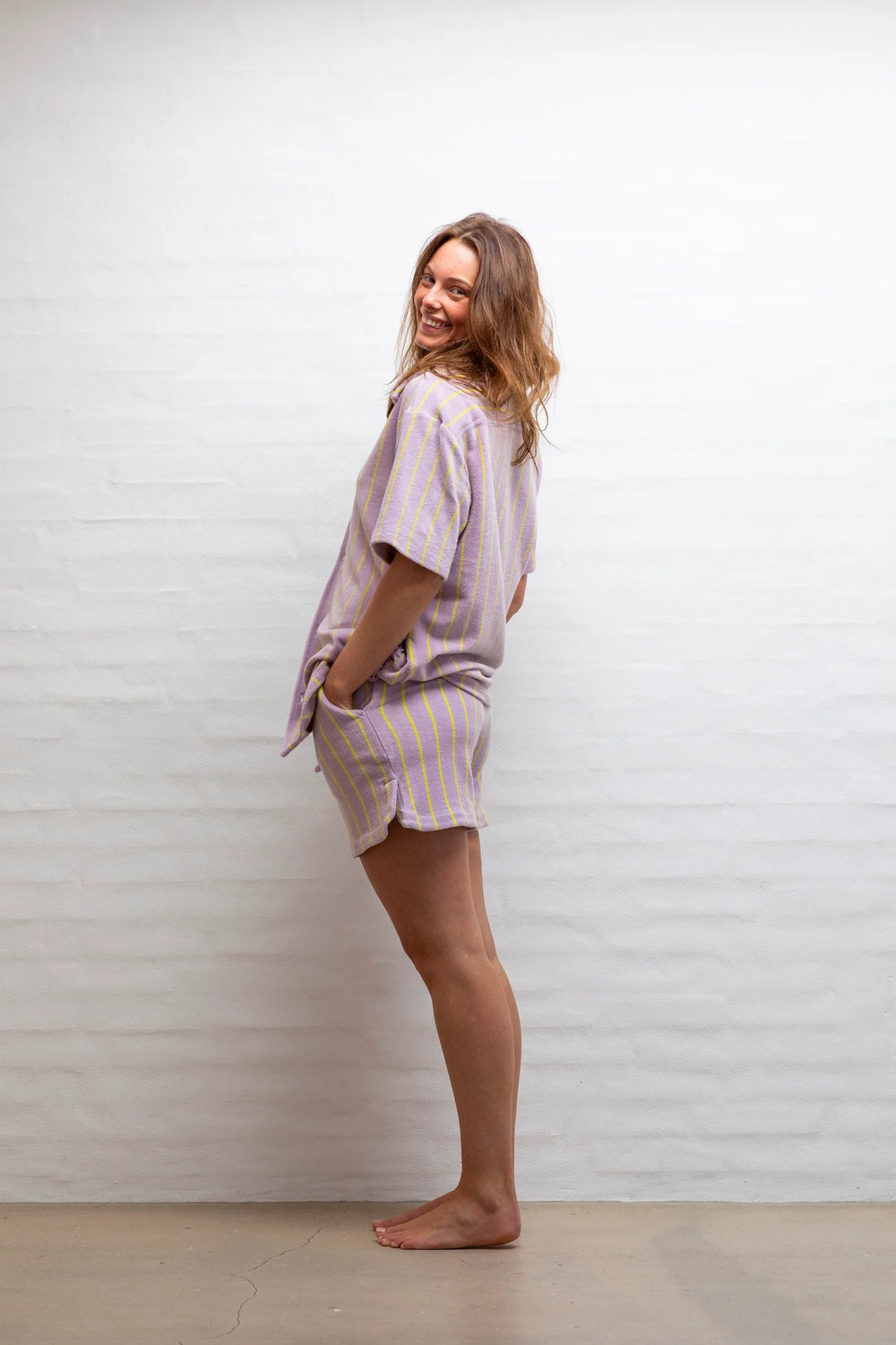 Bongusta Naram Gym kratke hlače Lilac & Neon Yellow na ženskom modelu bočno