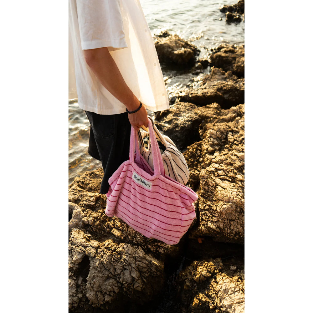 Bongusta Naram Velika torba Baby Pink & Ski Patrol u ruci na plaži