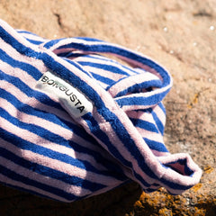 Bongusta Naram Velika torba Dazzling Blue & Rose izbliza na kamenoj plaži