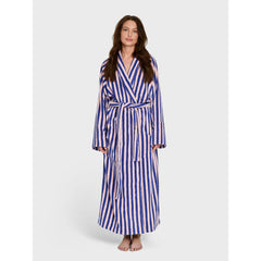Bongusta Pamučni Kućni ogrtač Dazzling Blue & Rose na ženskom modelu