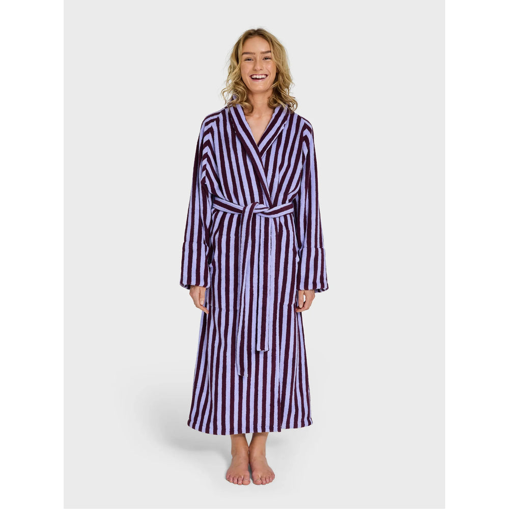 Bongusta Pamučni Kućni ogrtač - Wine & Lavender na modelu