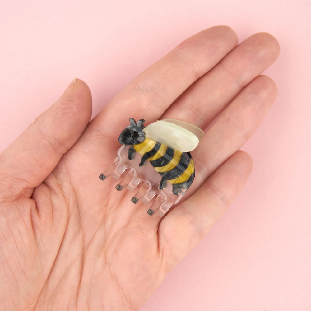 Coucou Suzette Mini kopča za kosu Bee na dlanu