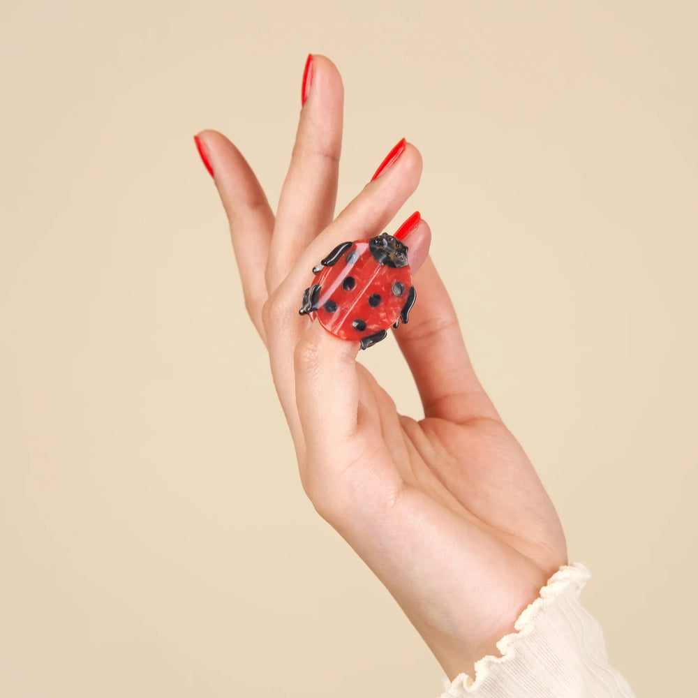 Coucou Suzette Mini kopča za kosu Ladybug na prstu ruke - ambijent