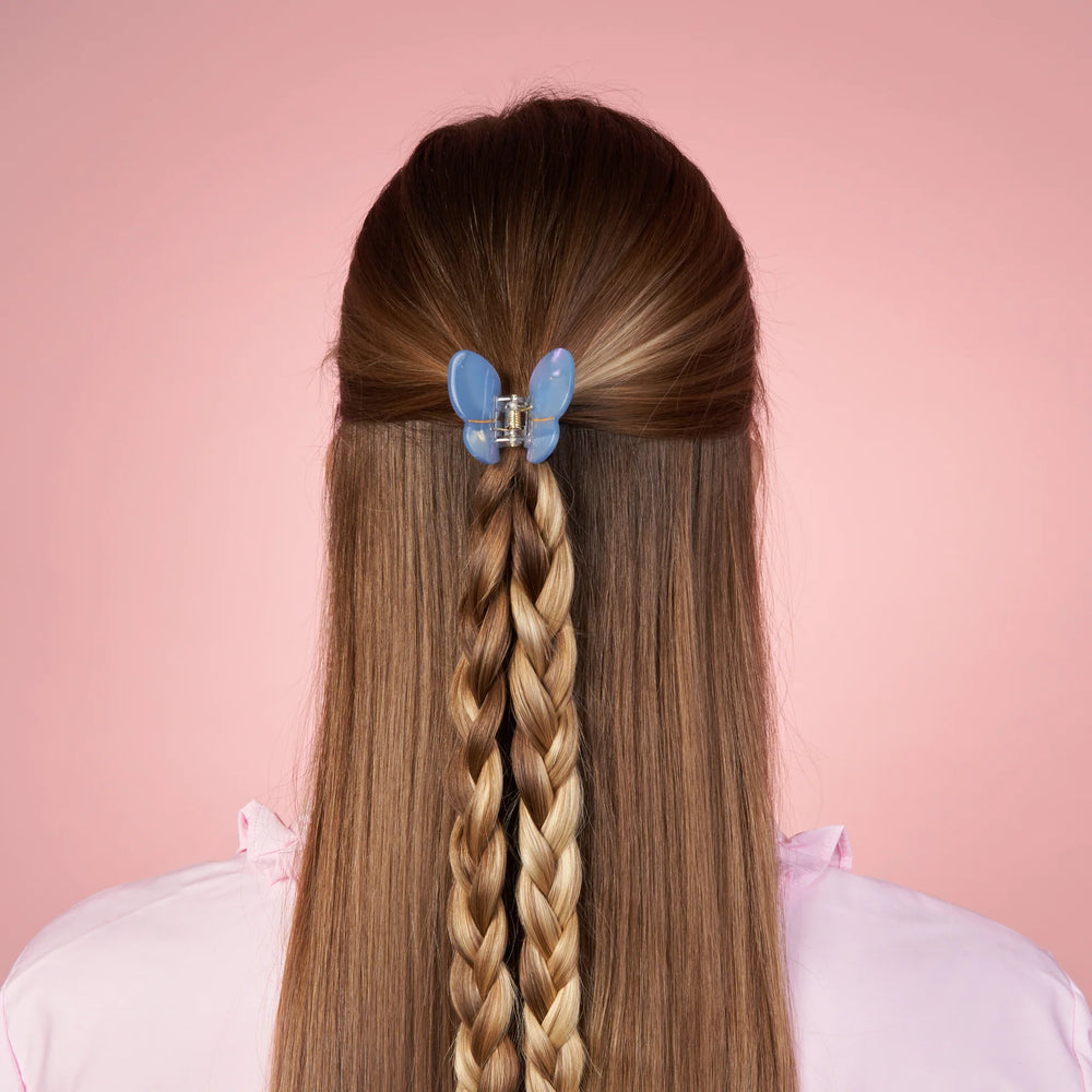 Coucou Suzette Mini kopča za kosu Lavender Butterfly u kosi na modelu