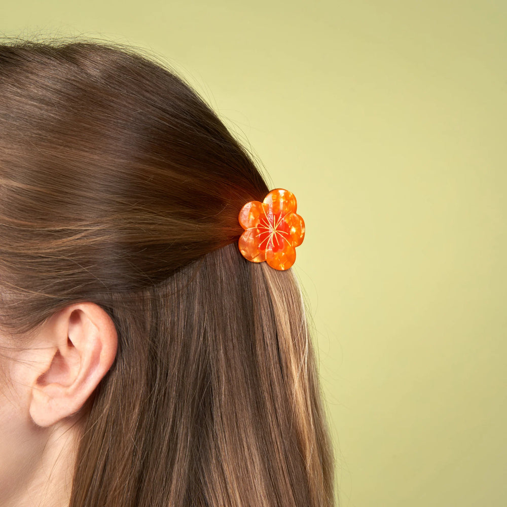 Coucou Suzette Mini kopča za kosu Nasturtium na modelu