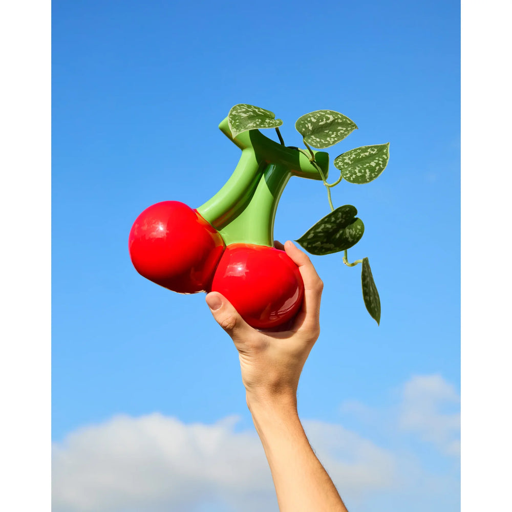 Fluid Market Vaza Cherry s pozadinom plavim nebom