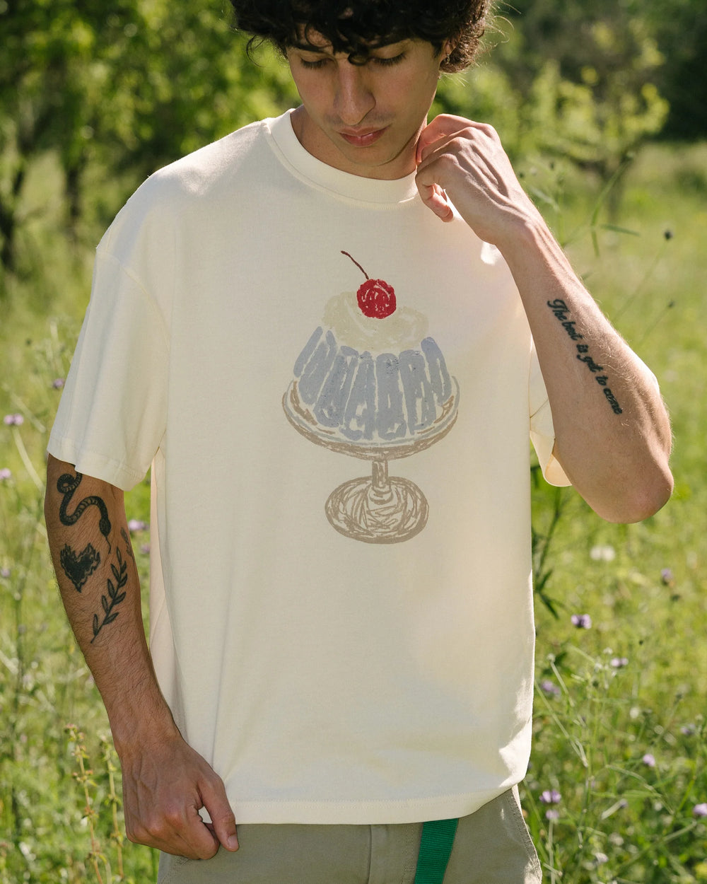 Tarta Gelatina Majica Cherry na muškom modelu u ambijentu