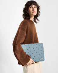Wouf Etui za laptop Polka 13" i 14'' u ruci modela