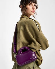Wouf Mini torba Plum na ženskom modelu