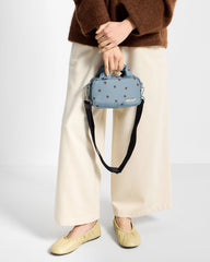 Wouf Mini torba Polka u ruci modela
