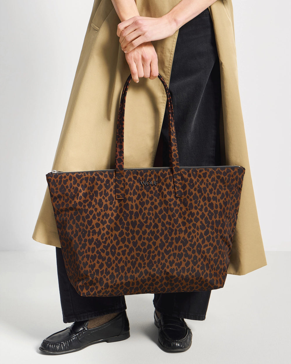 Wouf Shopper Torba Leo uvećana u ruci modela